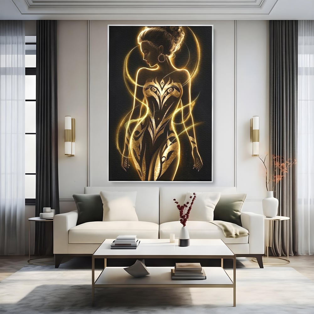 Tablou canvas cu tablou canvas cu silueta feminina aurie, in rama de aluminiu argintiu, pe perete intr-un living